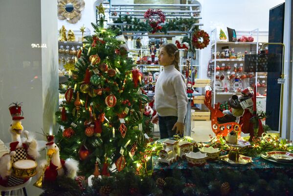 Стеклянные витрины так и манят зайти и купить что-то для новогоднего декора. - Sputnik Абхазия
