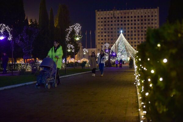 Главная елка республики установлена на Площади Свободы в Сухуме. - Sputnik Абхазия