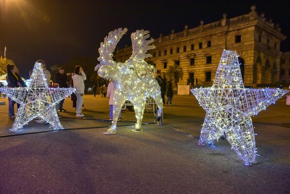 Световые композиции на главной новогодней площади Сухума притягивают любителей фотографироваться. - Sputnik Абхазия