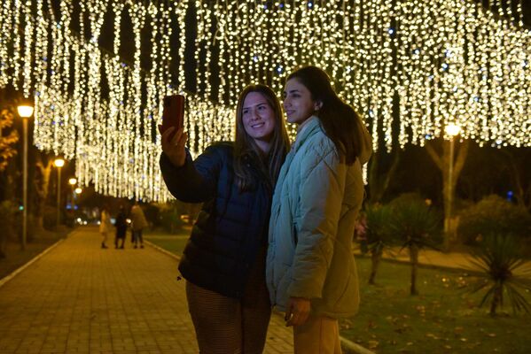 Столичная елка уже стала излюбленным местом для новогодних фото жителей и гостей Сухума.  - Sputnik Абхазия