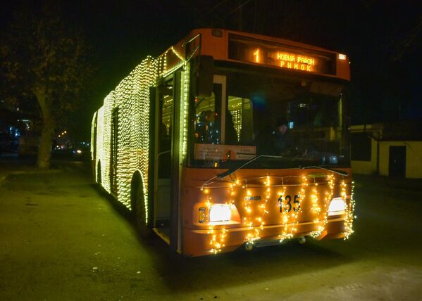 И даже троллейбусы в Сухуме не дают забыть, что до Нового 2023 года осталось всего ничего. - Sputnik Абхазия