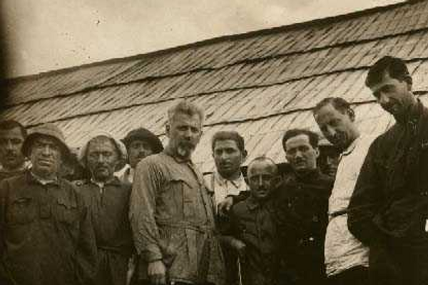 Нестор Лакоба с друзьями-охотниками (третий справа) - Sputnik Абхазия