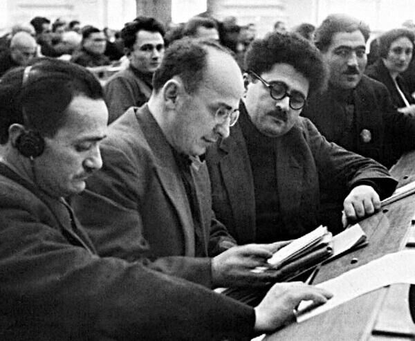 Лакоба стоял в одном ряду с самыми видными политиками СССР. На фото Нестор Лакоба, Лаврентий Берия, Агасий Ханджян на партийной конференции в 1935 году. - Sputnik Абхазия