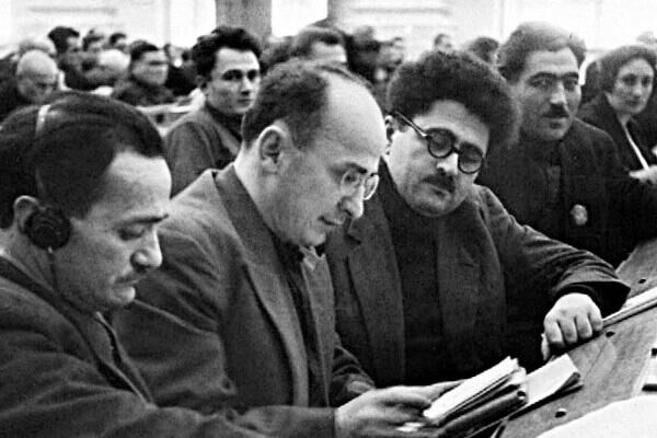 Нестор Лакоба (слева), Лаврентий Берия, Агасий Ханджян на партийной конференции, 1935 год - Sputnik Абхазия