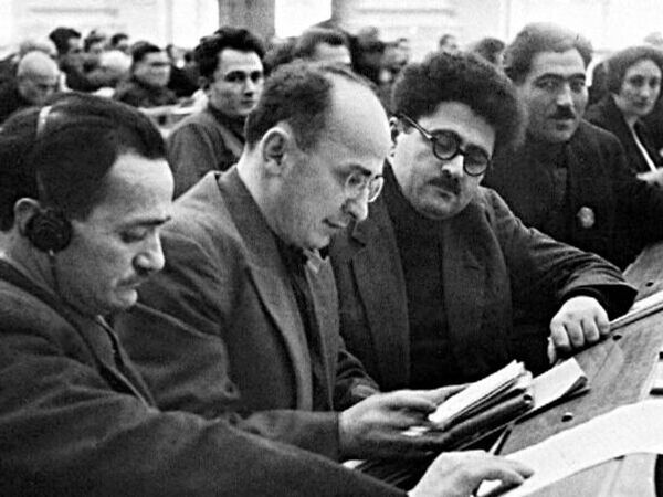 Нестор Лакоба (слева), Лавренти Бериа, Агаси Ханџьиан апартиа аконференциаҟны, 1935 ш. Нестор Лакоба (слева), Лавренти Бериа, Агаси Ханџьиан апартиа аконференциаҟны, 1935 ш. - Sputnik Аҧсны