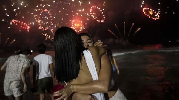 Люди во время празднования Нового 2023 года на пляже в Рио-де-Жанейро  - Sputnik Абхазия