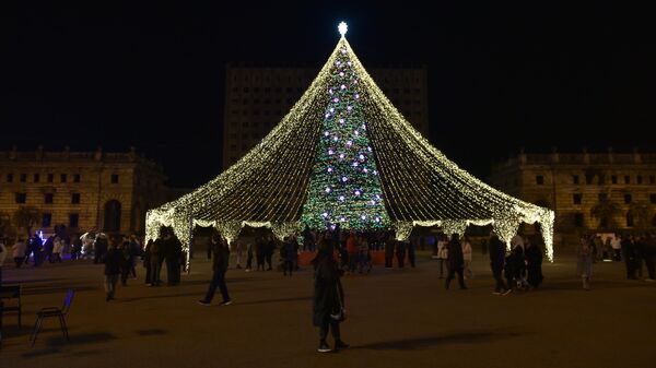 Праздничные елки стоят во всех странах ближнего зарубежья - Sputnik Абхазия