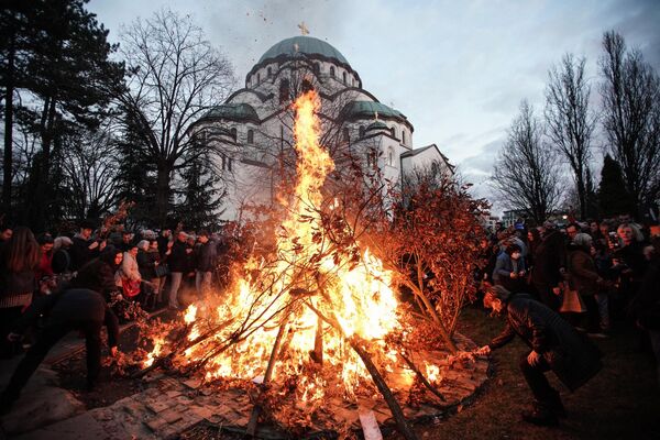 Отмечает Рождество и Европа - у церкви Святого Саввы в Белграде прошла ежегодная церемония разведения костра из сушеных дубовых ветвей. - Sputnik Абхазия