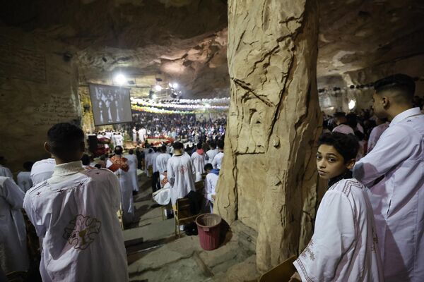 Египетские копты посещают рождественскую мессу в монастыре Святого Симона, также известном как Пещерная церковь, на горе Мокаттам в Каире. - Sputnik Абхазия