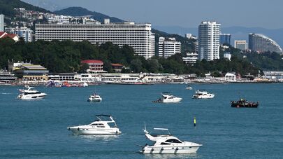 Яхты на побережье в Сочи