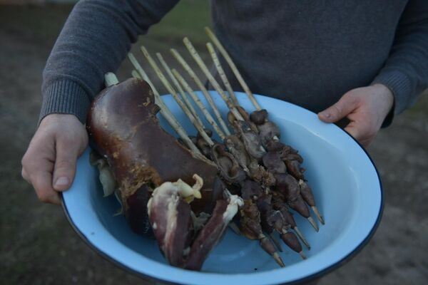 Затем на ореховые палки нанизывают сердце и печень жертвенного животного. - Sputnik Абхазия