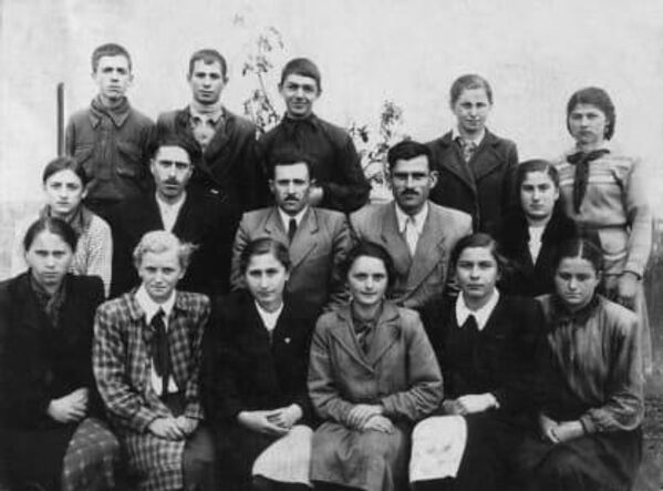 Мушни Ласуриа (третий слева в левом верхнем углу) в кругу одноклассников – выпускников восьмилетней школы села Кутол, 1953 год. - Sputnik Абхазия