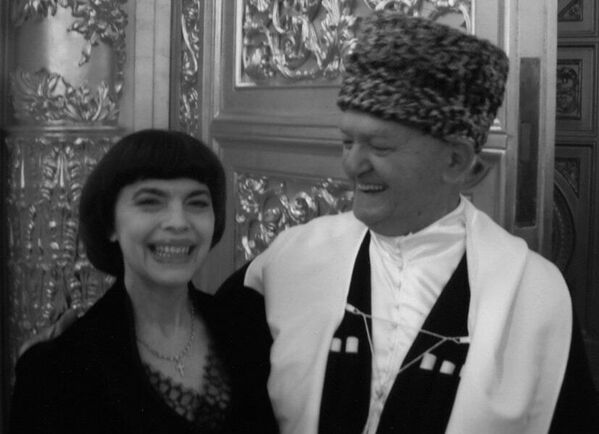 Сфотографироваться с Народным поэтом Абхазии рады даже такие мировые звезды как Мирей Матье. - Sputnik Абхазия