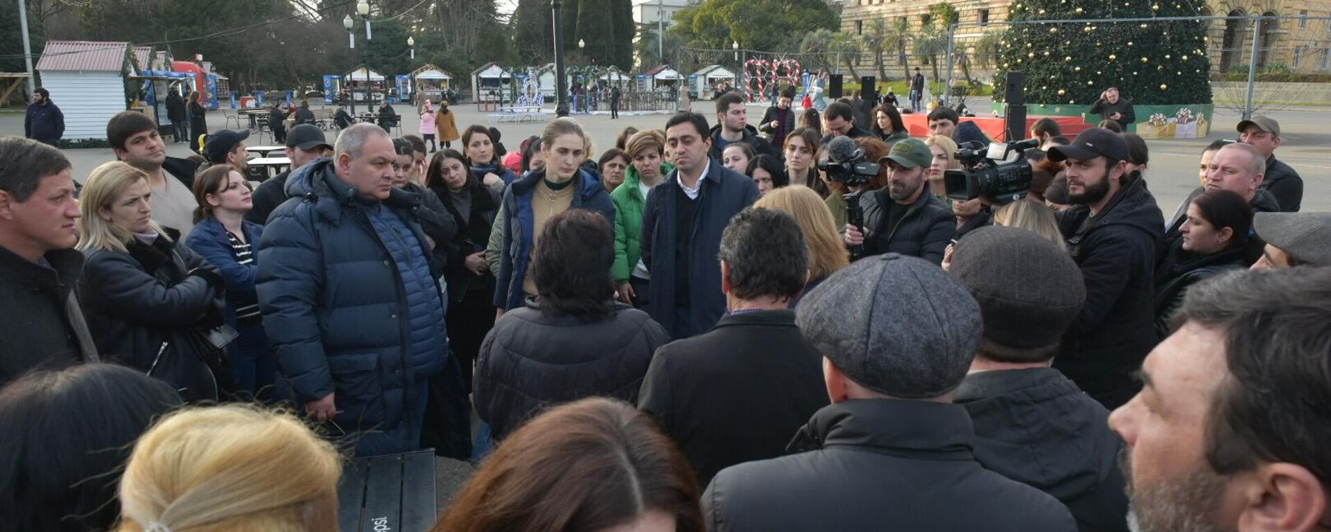 Мирный митинг на площади Свободы по вопросам, касающимся малоимущих и многодетных семей - Sputnik Абхазия, 1920, 17.01.2023