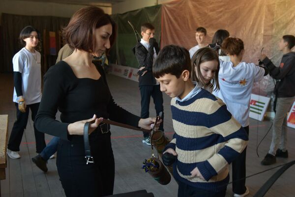 Илона Воуба и ее стрелковый клуб &quot;Сбивающий звезды&quot; - Sputnik Абхазия