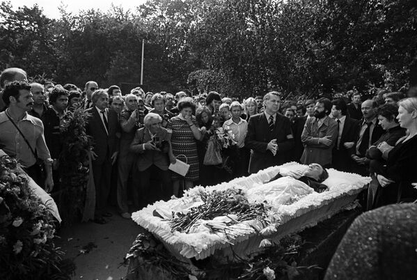 Утром 25 июля 1980 года стало известно о смерти поэта. Москва еще не знала более массовых похорон. Прощание с Высоцким проходило в театре на Таганке. Очередь из желающих проститься растянулась на 9 километров. - Sputnik Абхазия