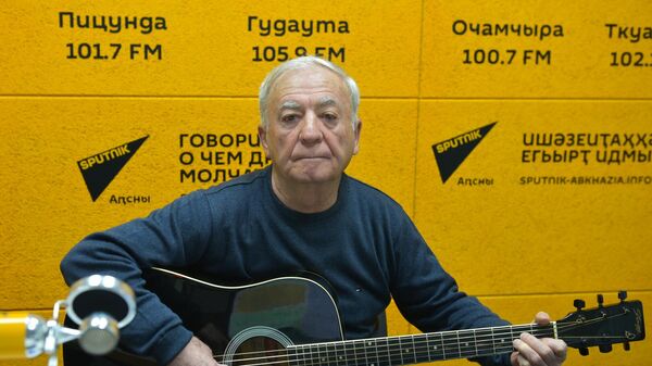 Песня о Высоцком от музыканта Славика Амичба - Sputnik Абхазия