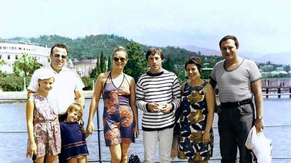 Катя Высоковская, помощник капитана теплохода «Шота Руставели», Вольдемар Бруйе (мл.сын М.Влади), Марина Влади, Владимир Высоцкий, Любовь и Зиновий Высоковские во время круиза. Фото 1969 года - Sputnik Абхазия