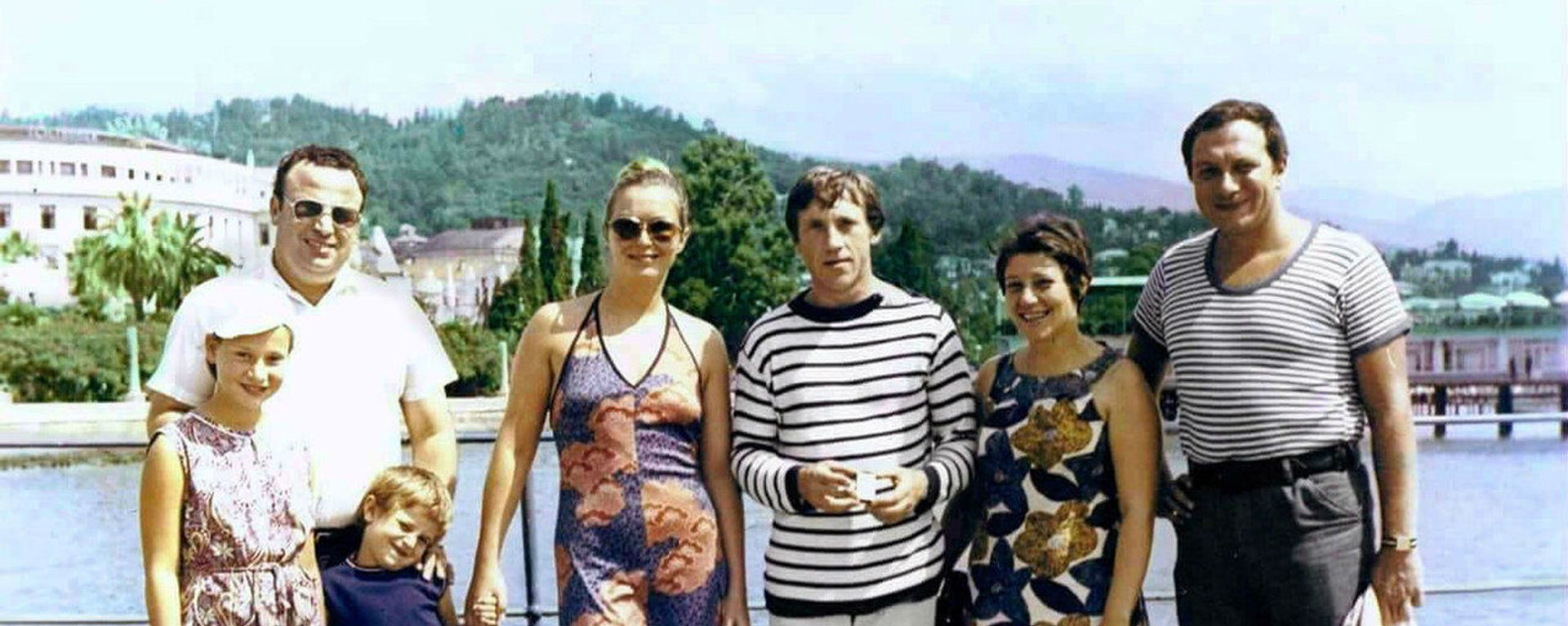 Катя Высоковская, помощник капитана теплохода «Шота Руставели», Вольдемар Бруйе (мл.сын М.Влади), Марина Влади, Владимир Высоцкий, Любовь и Зиновий Высоковские во время круиза. Фото 1969 года - Sputnik Абхазия, 1920, 25.07.2025