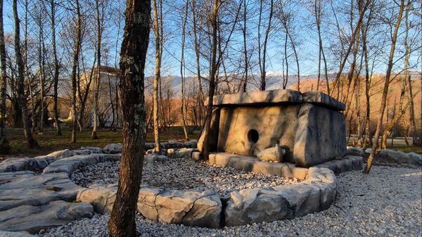 Копии абхазских дольмена и кромлеха установили в этнопарке Апсны  - Sputnik Абхазия