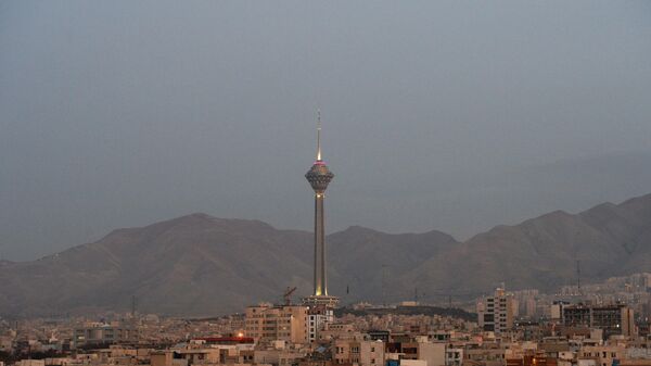 Вид на телебашню Бордж-е Милад в Тегеране. - Sputnik Абхазия