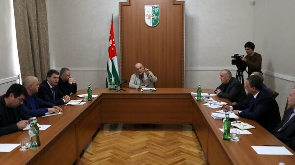 Проблемы энергетики и статус апарт-отелей обсудили на совещании у президента Абхазии - Sputnik Абхазия
