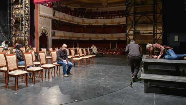 В Абхазском драмтеатре проходят репетиции нового спектакля Лавелас  - Sputnik Аҧсны