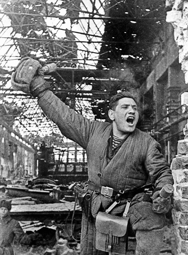 Сержант Павел Гольдберг во время боя в Сталинграде - Sputnik Абхазия