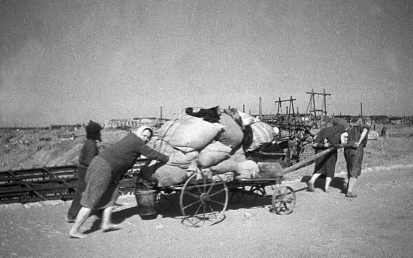 Сталинградская битва длилась 200 дней. Беженцы уходят из разрушенного Сталинграда. - Sputnik Абхазия