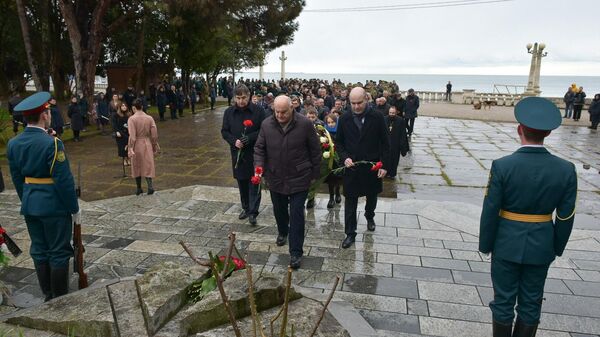 Церемония возложения цветов к памятнику Неизвестному солдату  - Sputnik Абхазия