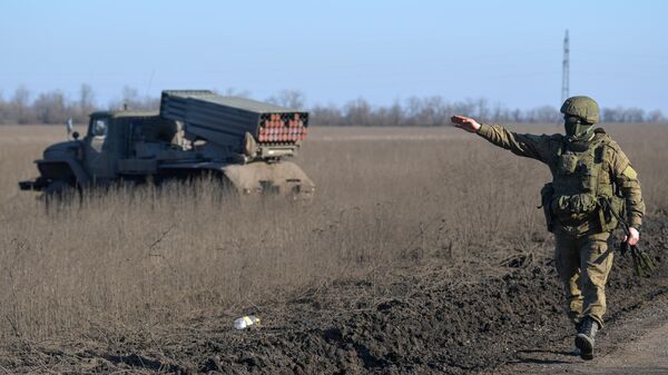 Боевая стрельба РСЗО Торнадо-Г и пушек Гиацинт в зоне СВО - Sputnik Абхазия