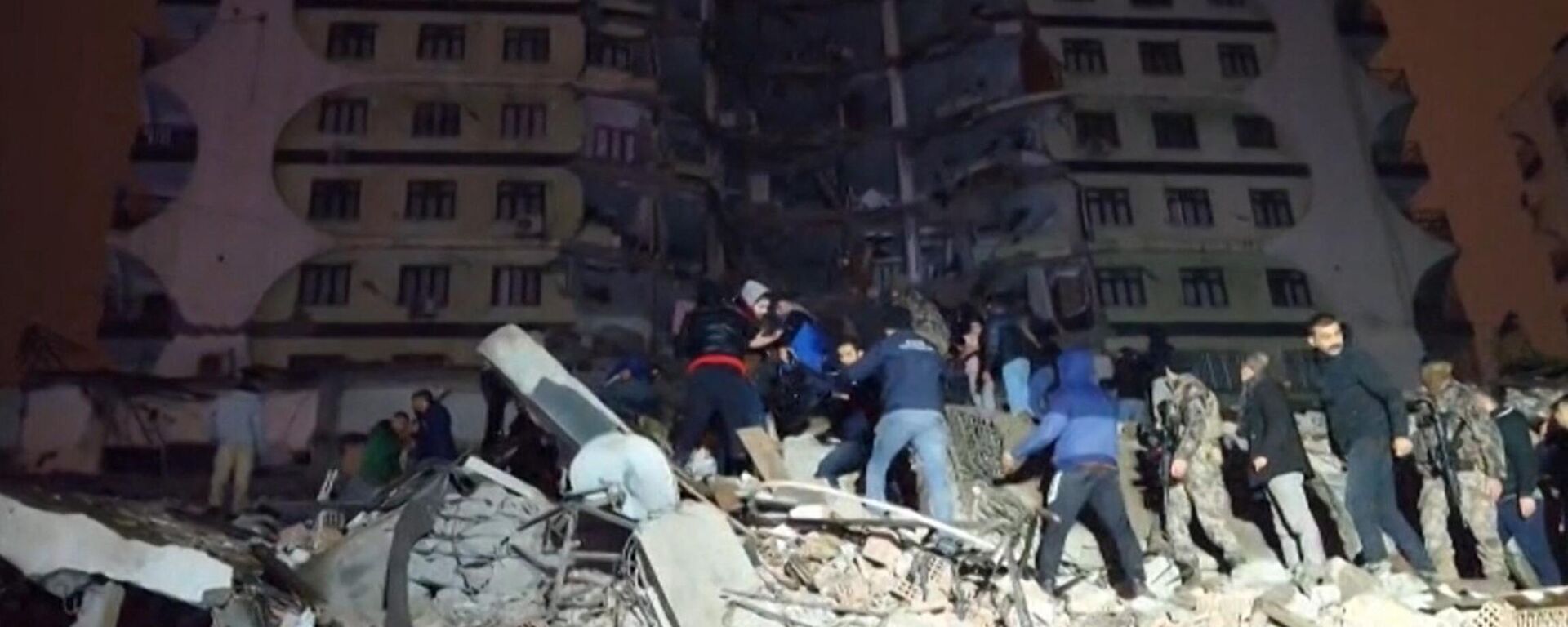 6 февраля 2023 года, спасатели ищут жертв землетрясения силой 7,8 балла, которое произошло в Диярбакыре на юго-востоке Турции, сровняв с землей здания в нескольких городах и нанеся ущерб в соседней Сирии - Sputnik Аҧсны, 1920, 08.02.2023