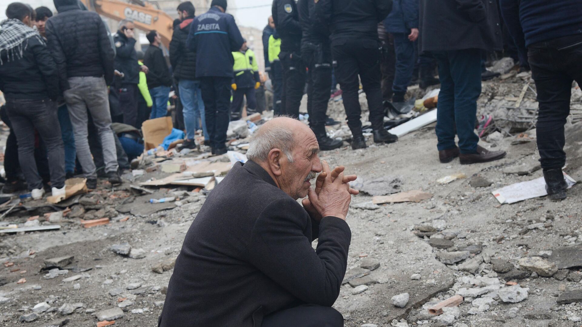 Мужчина реагирует, когда люди ищут выживших среди завалов в Диярбакыре, 6 февраля 2023 года, после землетрясения магнитудой 7,8, которое произошло на юго-востоке страны - Sputnik Абхазия, 1920, 06.02.2023