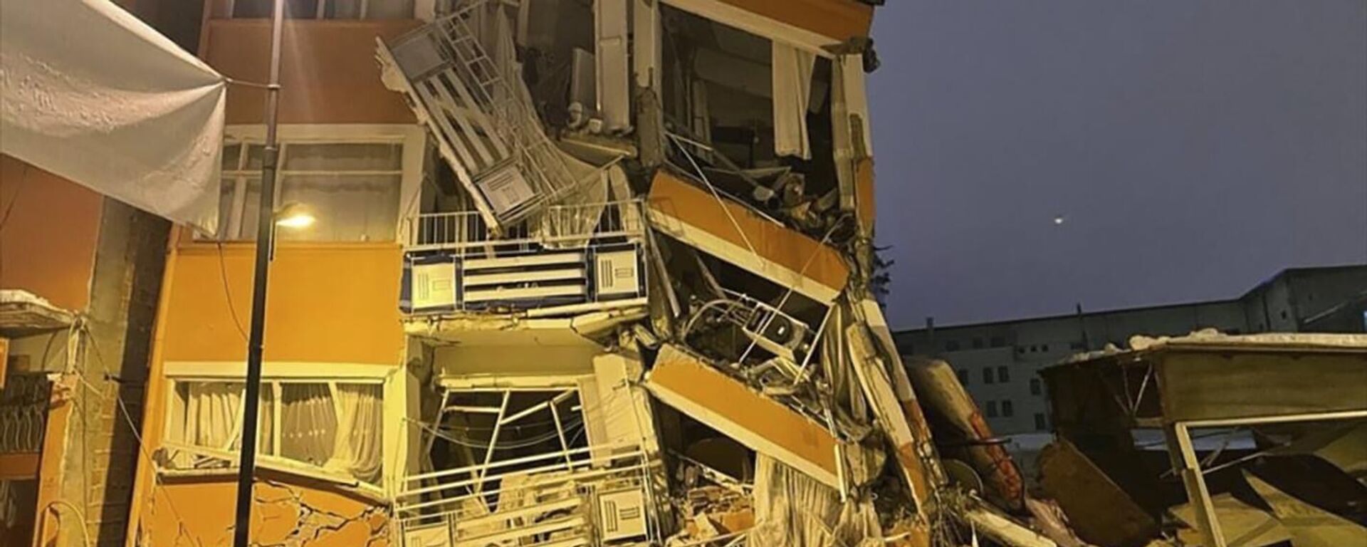 Разрушения после землетрясения в турецком Пазарджыке - Sputnik Абхазия, 1920, 12.02.2023