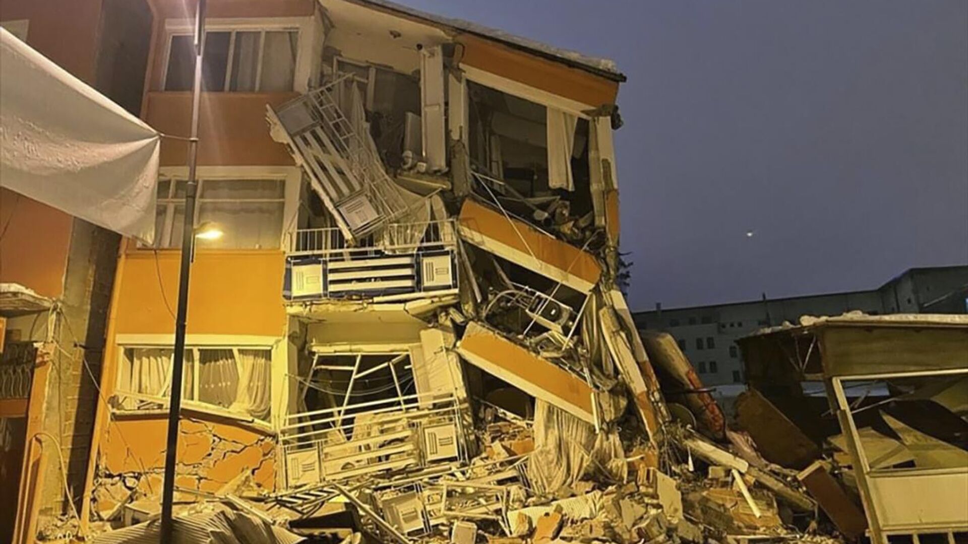 Разрушения после землетрясения в турецком Пазарджыке - Sputnik Абхазия, 1920, 12.02.2023