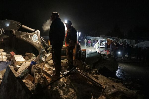 Работа спасателей в одном из разрушенных домов в сирийском городе Аазаз. - Sputnik Абхазия