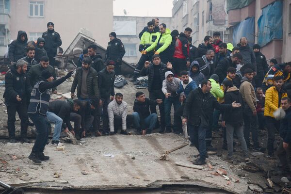 Люди ищут выживших среди завалов в турецком городе Диярбакыр. - Sputnik Абхазия