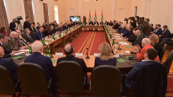 В администрации президента Абхазии проходит встреча с представителями бизнеса - Sputnik Аҧсны