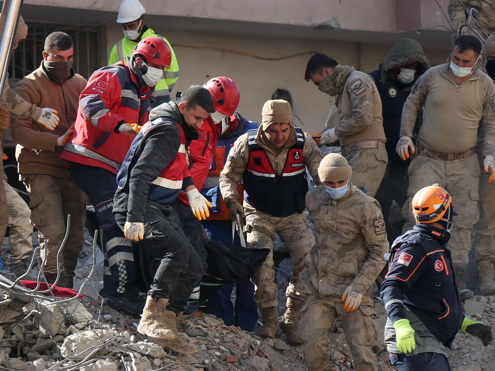 Под обломками нашли маму обнимающую ребенка крокус. Трупы под завалами в Турции. События в Турции. Природные катастрофы.