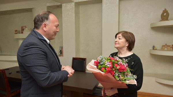 Даур Кове поздравил Людмилу Гумба с юбилеем  - Sputnik Абхазия