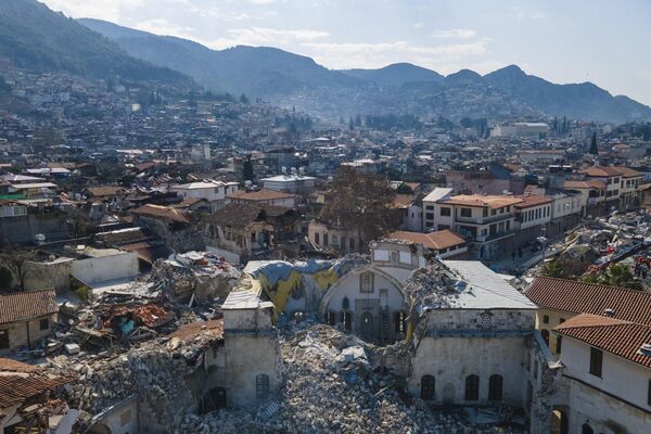 Величественный купол полностью обрушился, спасателям удалось достать из под обломков нескольких детей.  - Sputnik Абхазия