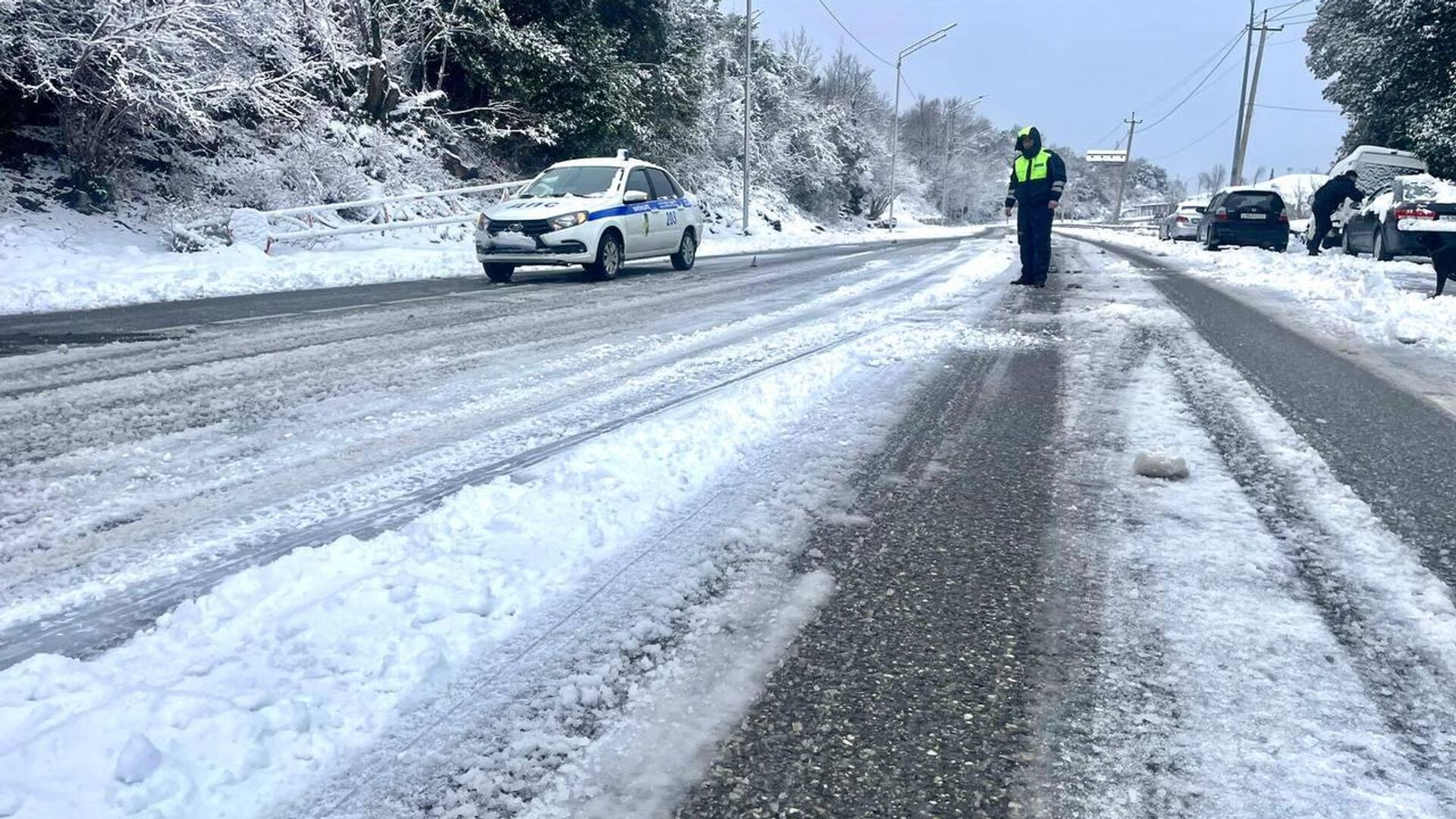 ГАИ Абхазии назвали неблагоприятной ситуацию на дорогах из-за снегопада - Sputnik Абхазия, 1920, 15.02.2023