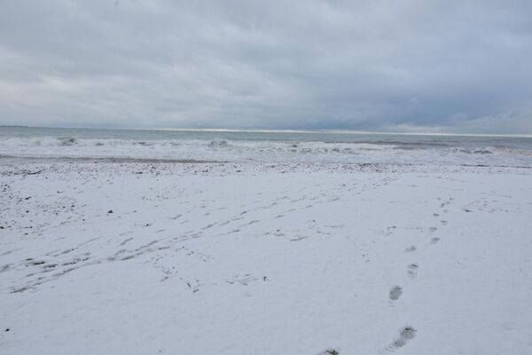 Сухумский пляж в зимнюю погоду стал выглядеть по-особенному. - Sputnik Абхазия