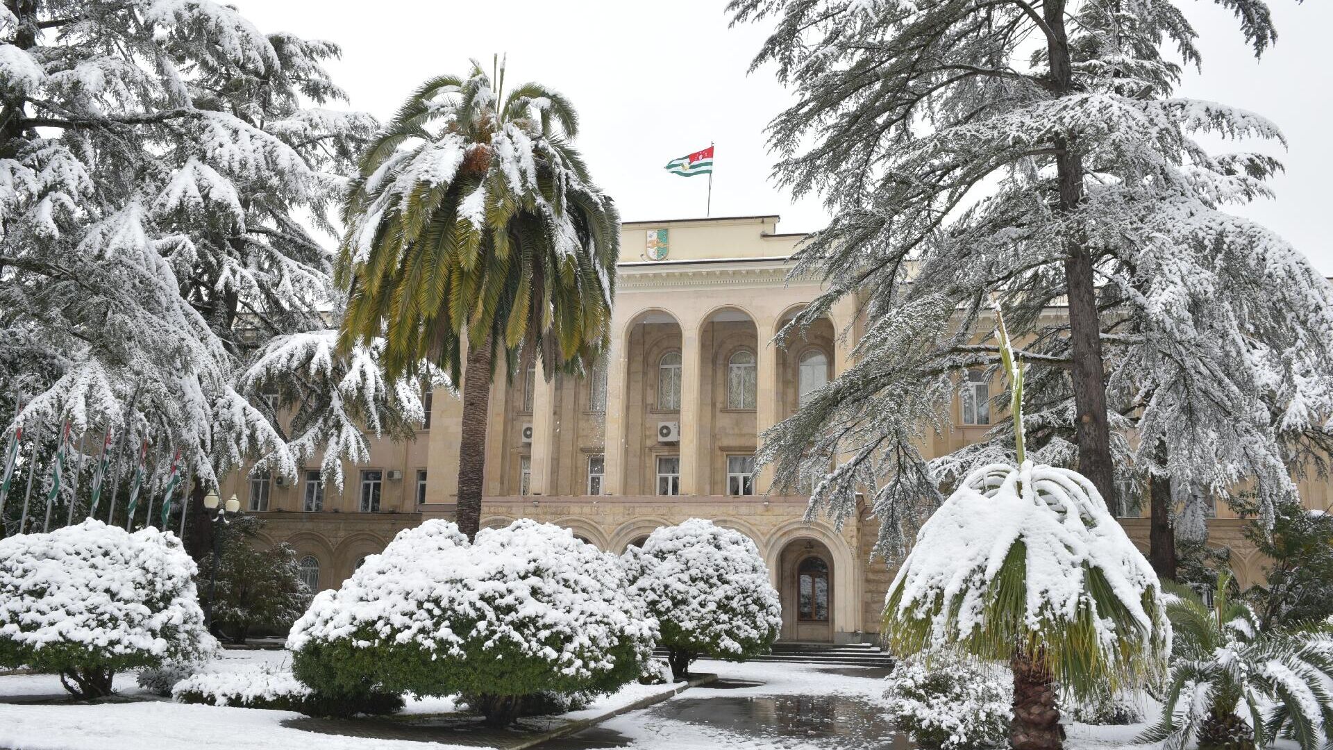 Столицу Абхазии засыпало снегом  - Sputnik Абхазия, 1920, 19.02.2023