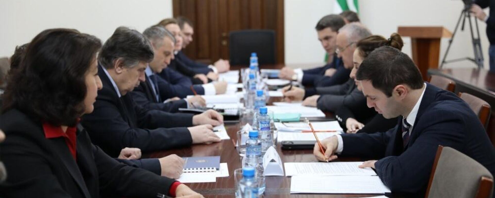 В кабмине прошло совещание с представителями минэкономразвития РФ - Sputnik Абхазия, 1920, 22.02.2023