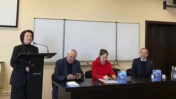 В АГУ прошла презентация книги Екатерины Бебия Средства массовой информации в условиях глобализации - Sputnik Абхазия