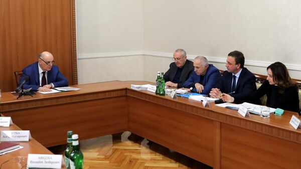 Аслан Бжания провел совещание с руководством Кабинета министров и Парламента - Sputnik Аҧсны