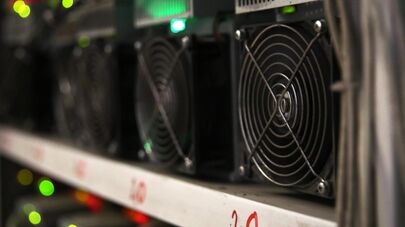 Стойка с асиками на одной из майнинговых ферм в Иркутской области