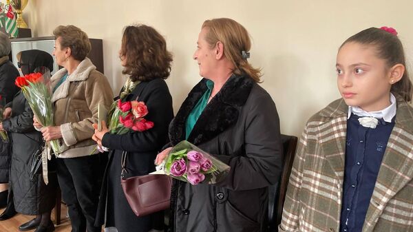 В администрации Гудаутского района поздравили матерей погибших бойцов в Отечественной войне народа Абхазии. - Sputnik Абхазия
