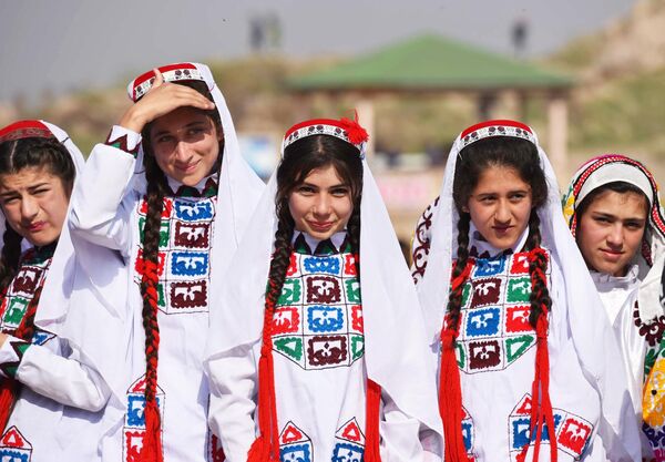 Девушки из разных стран, представительницы разныз культур и религий на самом деле имеют много общего. На фото - красавицы из Таджикистана. - Sputnik Абхазия